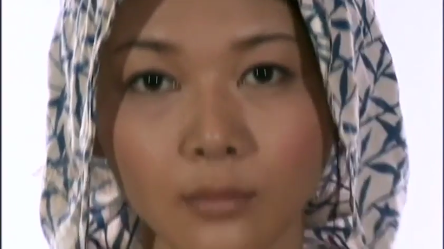 脸部特写 · 平静 · 注视 · 白色背景 · 正面 · 亚洲女性 · 头巾