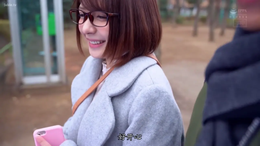 交谈 · 脸部 · 眼镜 · 站立 · 微笑 · 中文字幕 · 户外公园 · 灰色大衣
