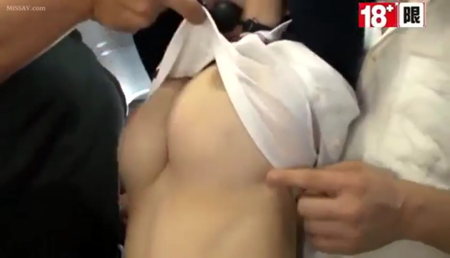 室内 · 胸部特写 · 白色衬衫 · 仰卧 · BDSM · 口塞 · 调教 · 无法辨识