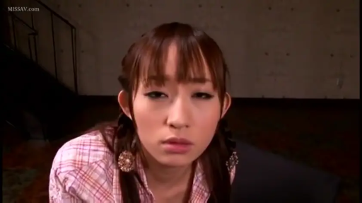 室内 · 顔部のクローズアップ · 呆滞 · 凝視 · 身体を前傾させる · 粉色格子衬衫