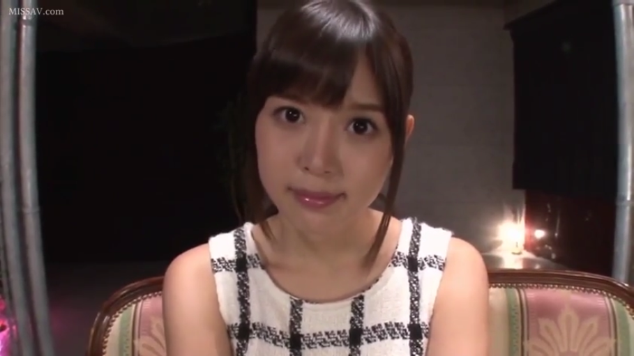 室内 · 坐姿 · 脸部特写 · 沙发 · 亚洲女性 · 腼腆 · 对视镜头 · 格子无袖衫