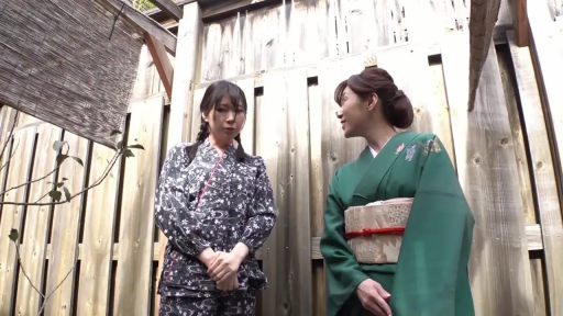 站立 · 开朗 · 木结构建筑旁 · 谈笑 · 绿色和服 · 传统和风