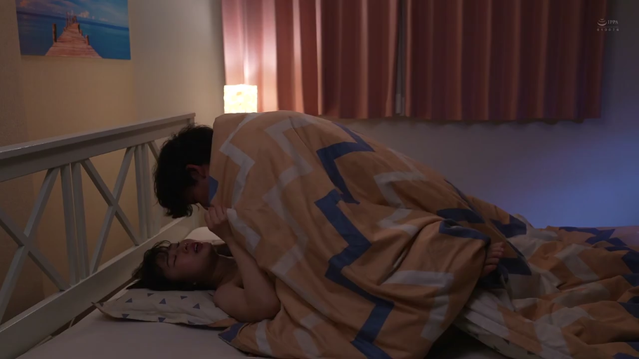 面部 · 全裸 · 卧室 · 性行为 · 陶醉 · 传教士式 · 被子