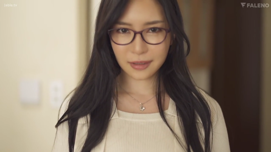 室内 · 眼镜 · 脸部特写 · 微笑 · 凝视 · 正面 · 亚洲女性 · 白色针织衫