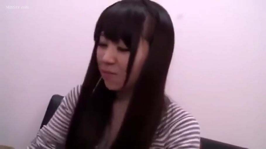 室内 · 坐姿 · 羞涩 · 面部特写 · 条纹衫 · 黑长直