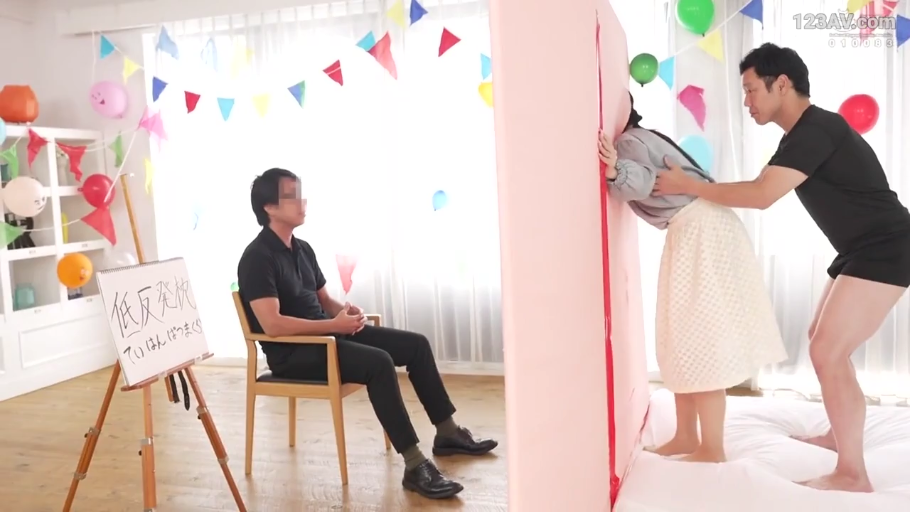 室内 · 弯腰 · 远景 · 休闲服