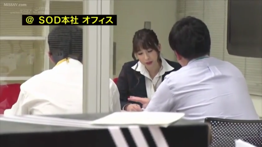 坐姿 · 严肃 · 办公室 · 中景 · 职业装 · 办公设备 · 剧情背景 · 面谈