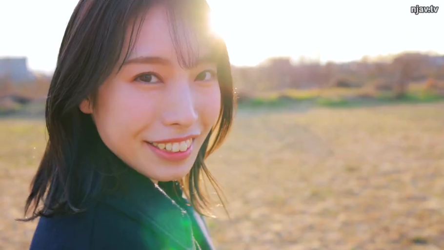 脸部特写 · 回眸 · 户外草地 · 黑色外套