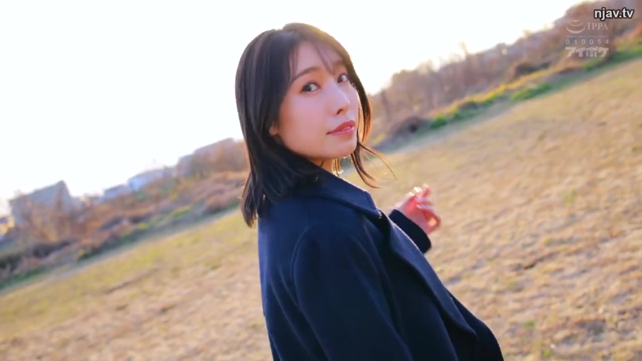 中景 · 回眸 · 微笑 · 散歩 · 自然光 · 屋外芝生 · 深蓝色大衣