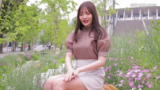 坐姿 · 全身 · 摆拍 · 微笑 · 棕色上衣 · 长椅 · 户外公园 · 清新