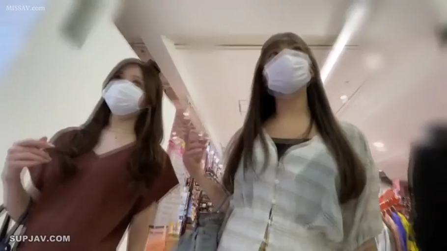 平静 · 行走 · 休闲便装 · 口罩 · 漫步 · 室内商场 · 双人摄影