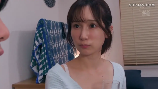 室内 · 座り姿勢 · 集中 · 顔のクローズアップ · 居家 · 観察 · 休闲服 · 玻璃杯