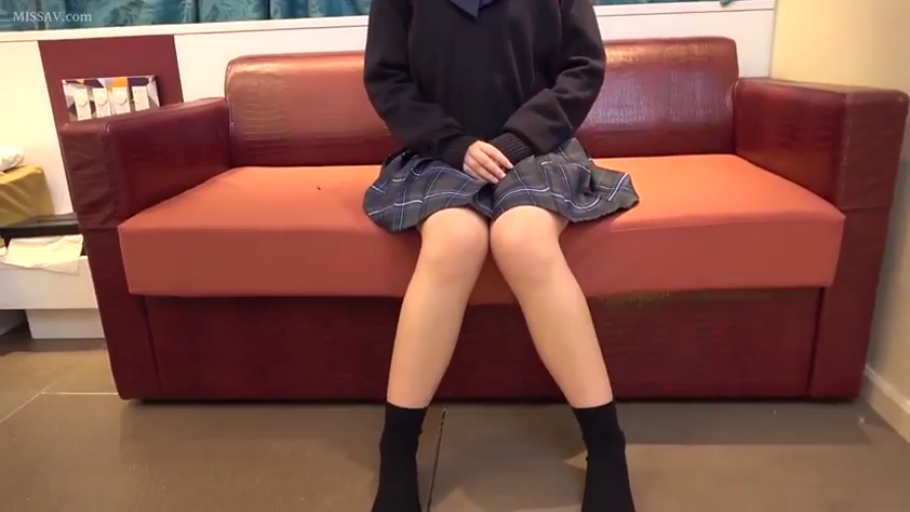 室内 · 坐姿 · 沙发 · JK制服 · 静止 · 腿部特写 · 未露脸 · 日本