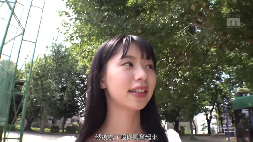 交谈 · 站立 · 微笑 · 面部特写 · 白色上衣 · 长发 · 公园