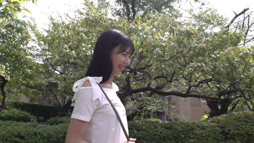 站立 · 微笑 · 挎包 · 公园 · 白色T恤 · 采访 · 街头采访