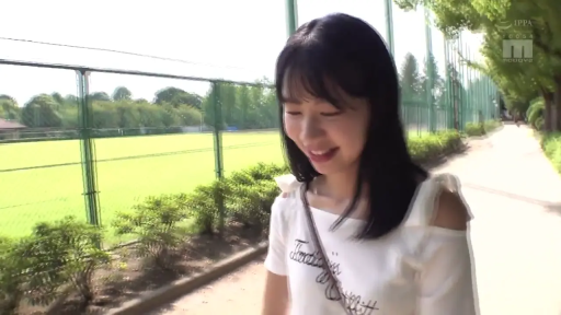 白色短袖 · 行走 · 户外公园 · 脸部侧写 · 嬉笑大笑 · 开朗喜悦 · 金属围网 · 运动场背景