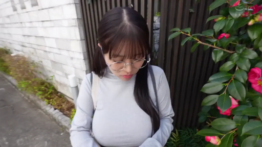 高领毛衣 · 挎包 · 站姿 · 微笑 · 半身 · 清纯 · 凝视镜头 · 室外墙边