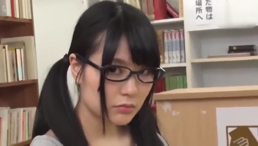 メガネ · 顔部のクローズアップ · 灰色のトップス · 凝視 · 双马尾 · 冷酷 · 正面 · 図書館