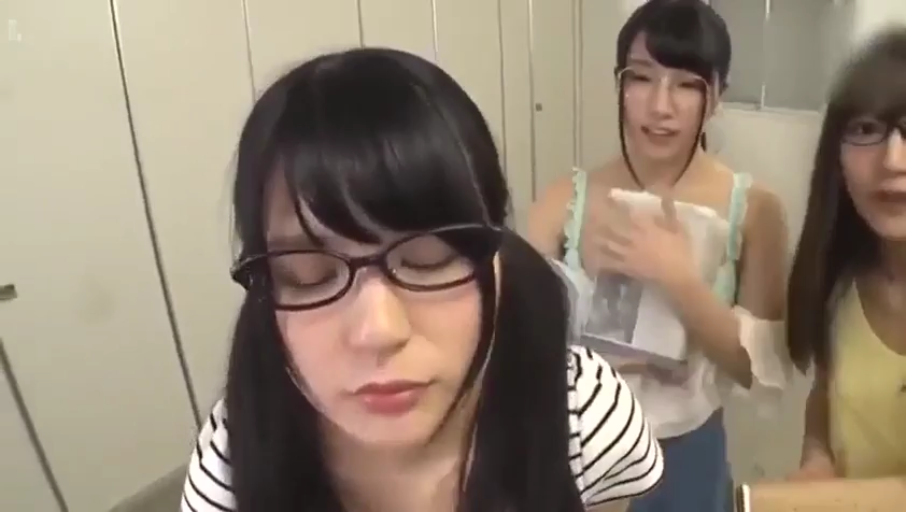 脸部特写 · 条纹衫 · 更衣室 · 前倾