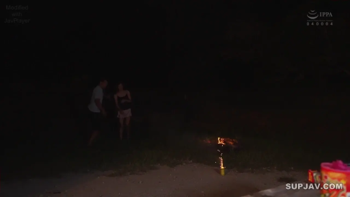 站立 · 远景 · 户外 · 吊带背心 · 模糊 · 夜晚 · 烟花 · 玩烟花