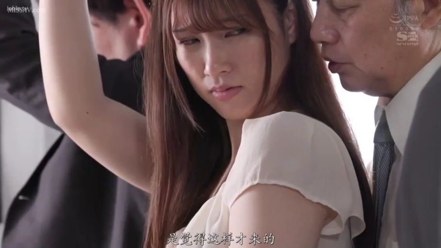 委屈 · 站立 · 手すり · 白い上着 · 特写 · 电车 · 拥挤 · 被紧贴