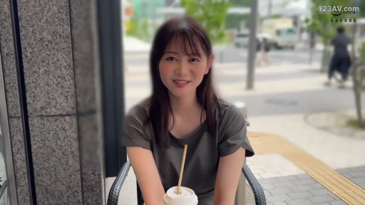 坐姿 · 面部 · 微笑 · 灰色T恤 · 日常 · 咖啡杯 · 户外街头 · 手持饮料