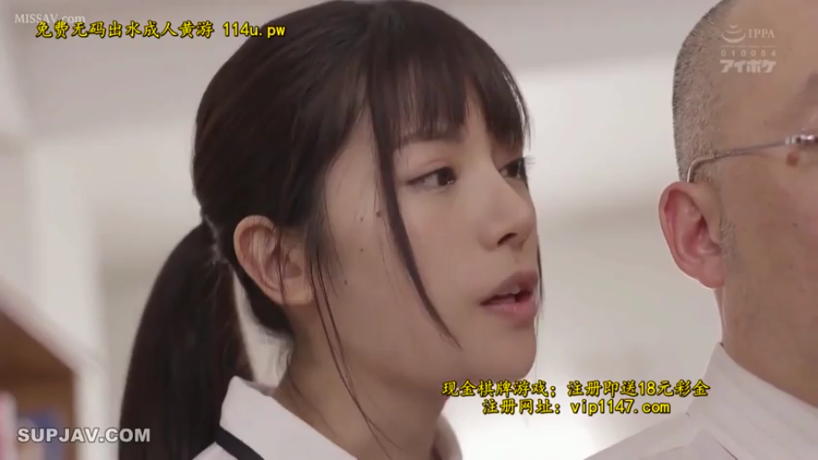 室内 · 专注 · 脸部特写 · 衬衫 · 马尾 · 倾听 · 侧对