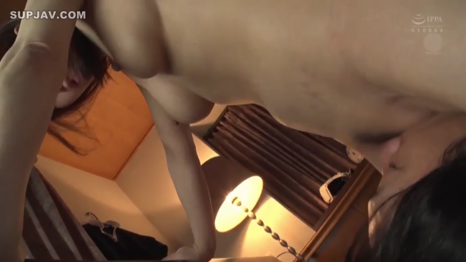 室内 · 全裸 · 胸部特写 · 享受 · 俯卧 · 台灯 · 亚洲人 · 舔舐