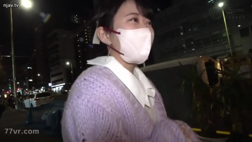 室内 · 坐姿 · 湿身 · 抚摸 · 润滑油 · 乳房特写 · 透明湿衬衫