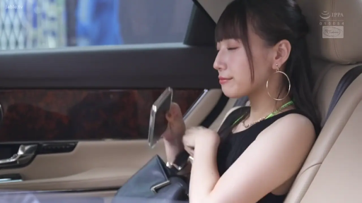 坐姿 · 中景 · 黑色背心 · 看手機 · 略显惊讶 · 日常 · 智慧型手機 · 汽車後座