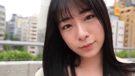 脸部特写 · 注视 · 休闲服 · 正面 · 黑长直 · 微表情 · 城市户外