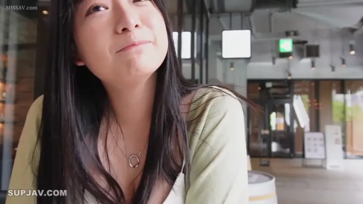 座り姿勢 · 微笑 · 顔のクローズアップ · 注視 · ニットセーター · 咖啡厅