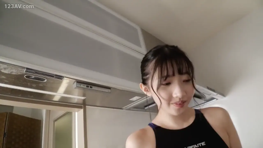 站立 · 微笑 · 厨房 · 上半身 · 互动 · 亚洲女性 · 竞技泳装