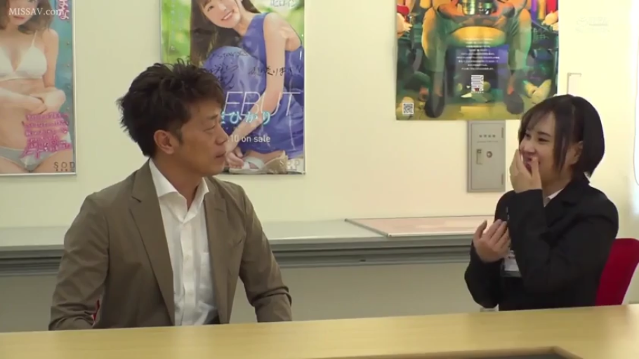 坐姿 · 交谈 · 办公室 · 中景 · 微笑 · 剧情 · 西装 · 海报