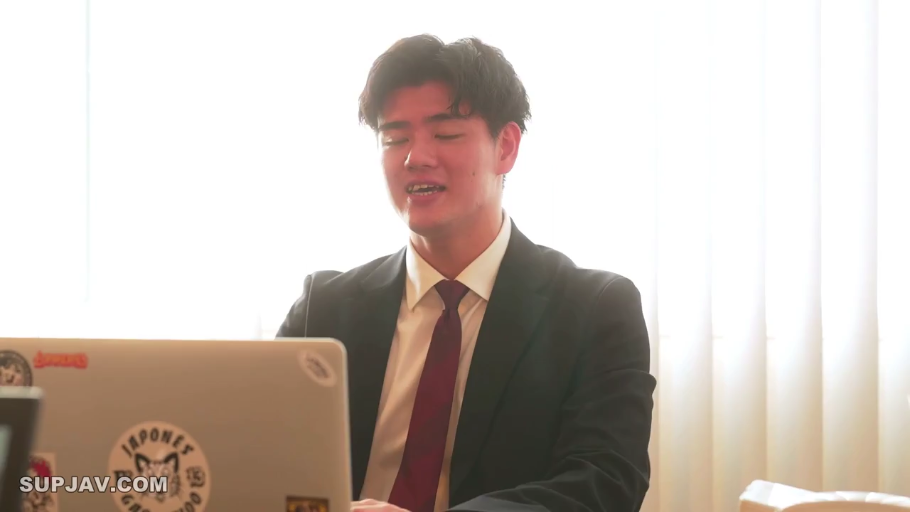 Sitting Posture · 办公室 · Medium shot · Computer · 自然 · 办公 · Formal attire