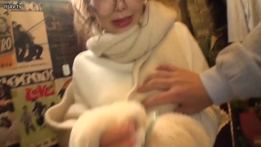 室内 · 胸部 · 白色毛衣 · 站立 · 微笑 · 服の上から撫でる · 痴汉风格