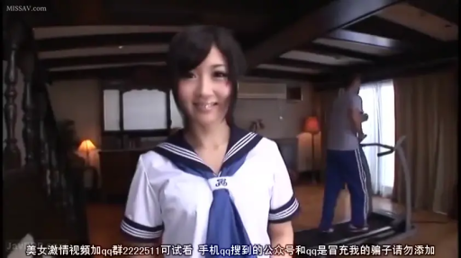 室内 · 脸部特写 · 字幕 · 微笑 · 白色上衣 · 聊天 · 正面