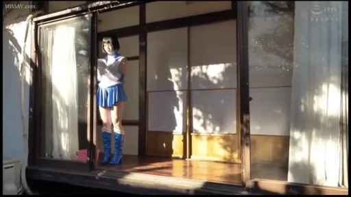 全身 · 站立 · 展示 · 平静 · 走廊 · 户外 · 角色扮演服