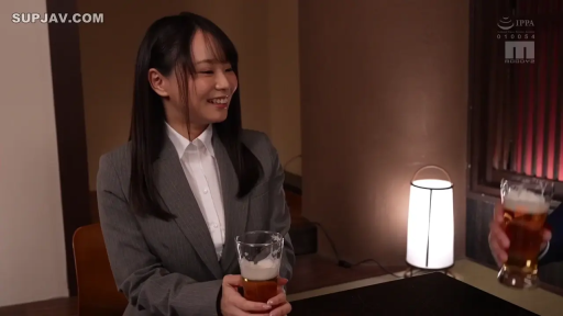 室内 · 座り姿勢 · 半身 · ビジネススーツ · 酒杯 · 笑容 · 长发 · 饮酒