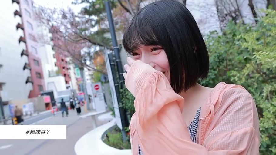 站立 · 微笑 · 对话 · 上半身 · 短发 · 粉色外套 · 街头