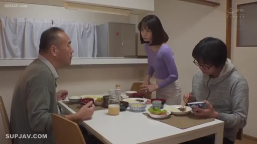 严肃 · 站立 · 中景 · 餐厅 · 熟女 · 餐具 · 紫色针织衫 · 吃饭