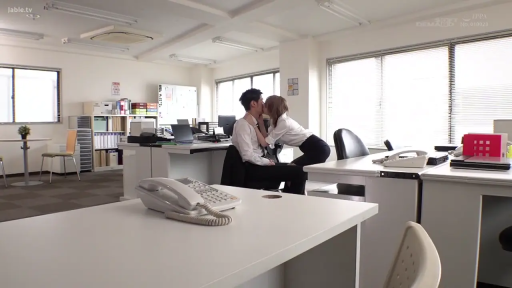 投入 · 办公室 · 办公桌 · 全景 · 职业装 · 亲吻 · 职场 · 拥吻