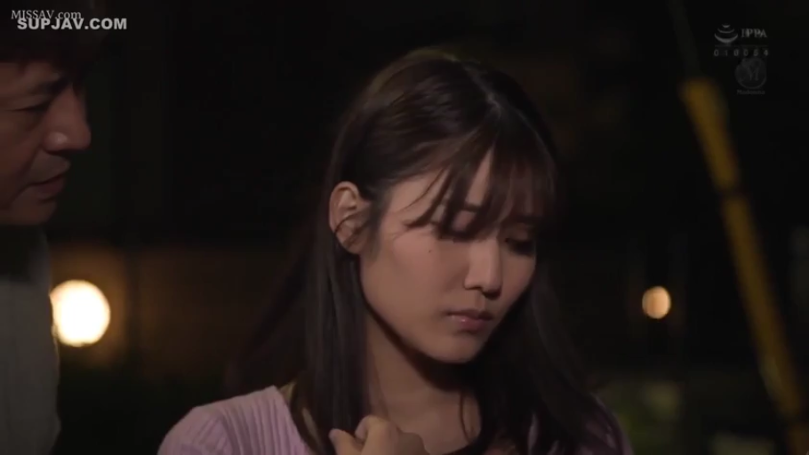 忧郁 · 脸部特写 · 站立 · 户外 · 夜景 · 粉色针织衫 · 倾听