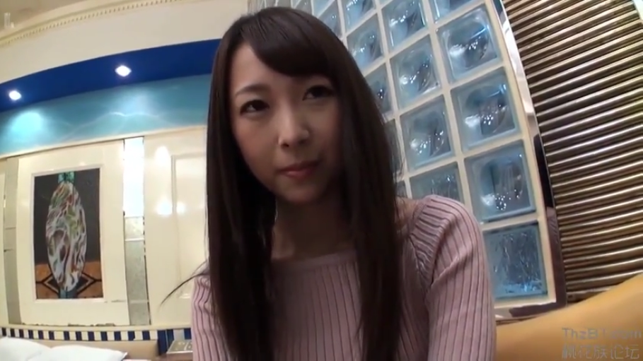 室内 · 中景 · 陶醉 · 亲吻 · 格子裙 · 日本AV · 抱坐