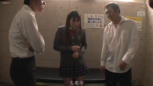 室内 · 站立 · 中景 · 多人 · JK制服 · 対峙 · 緊張 · 告示牌