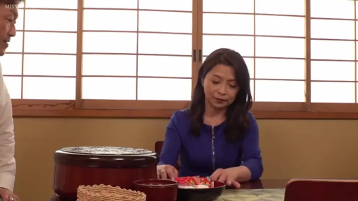 坐姿 · 和室 · 中景 · 平静 · 熟女 · 整理物品 · 蓝色拉链衣 · 漆器盒