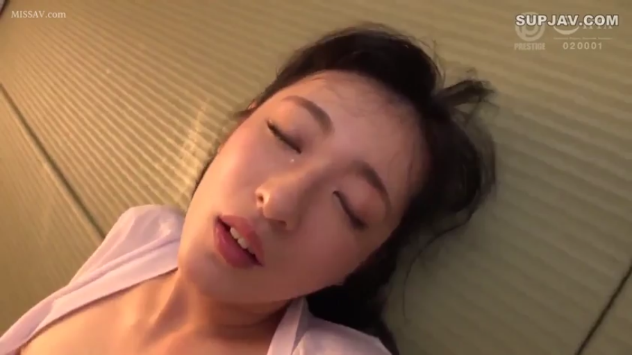 脸部特写 · 和室 · 仰卧 · 白色开襟衫