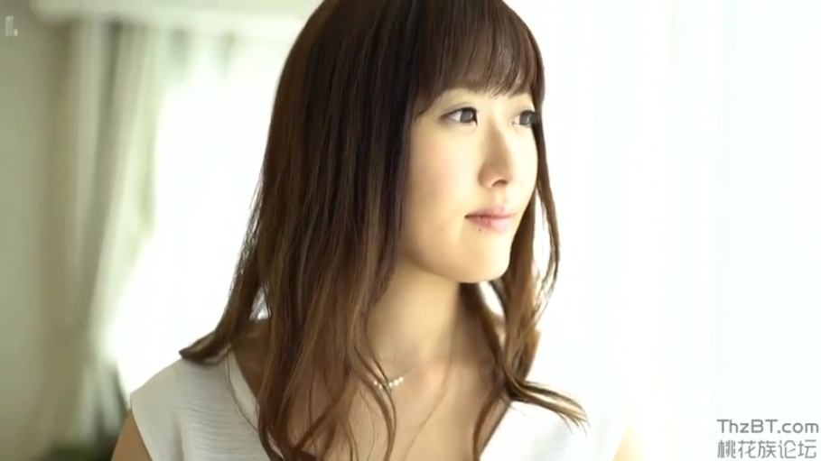 室内 · 微笑 · 注视 · 头部特写 · 白色无袖上衣 · 侧身站立