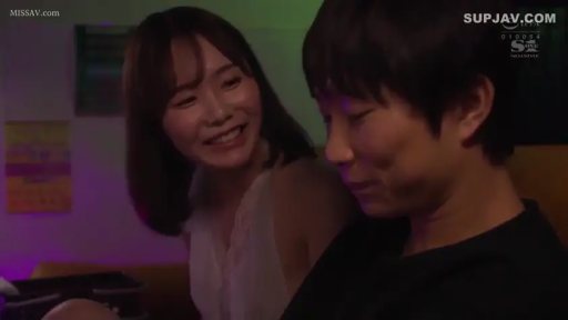 室内 · 坐姿 · 昏暗灯光 · 特写 · 笑容 · 调情 · 白色吊带