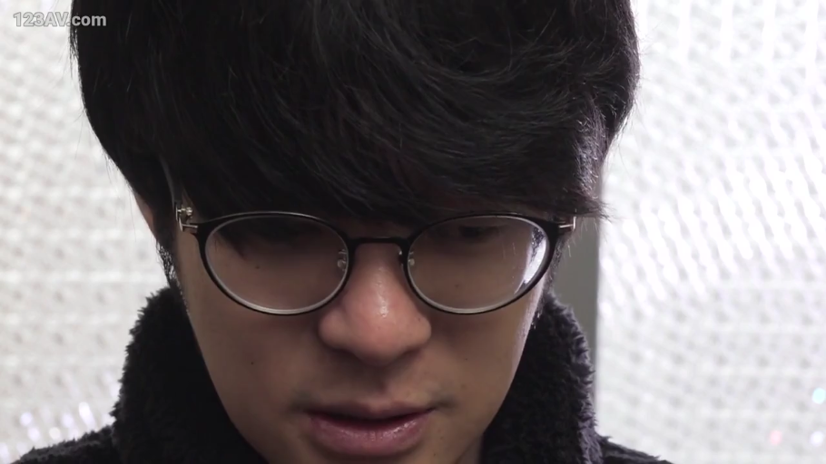 室内 · 低头 · 眼镜 · 专注 · 面部特写 · 凝视 · 短发 · 黑色毛绒外套